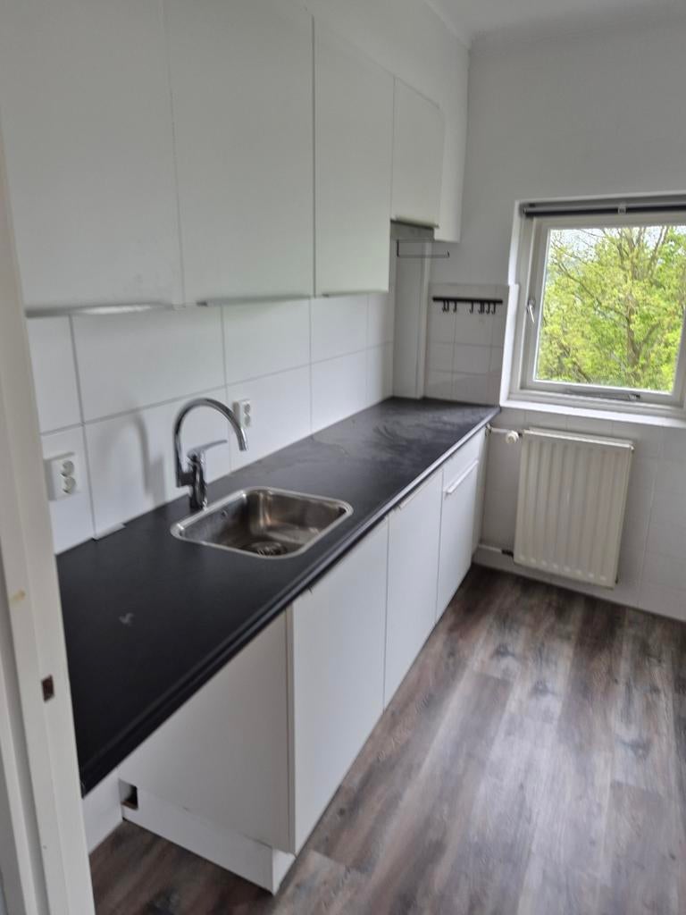 Modern wit keukenblok met zwart werkblad, Huis en Inrichting, Ophalen of Verzenden, Wit, Enkelwandige keuken