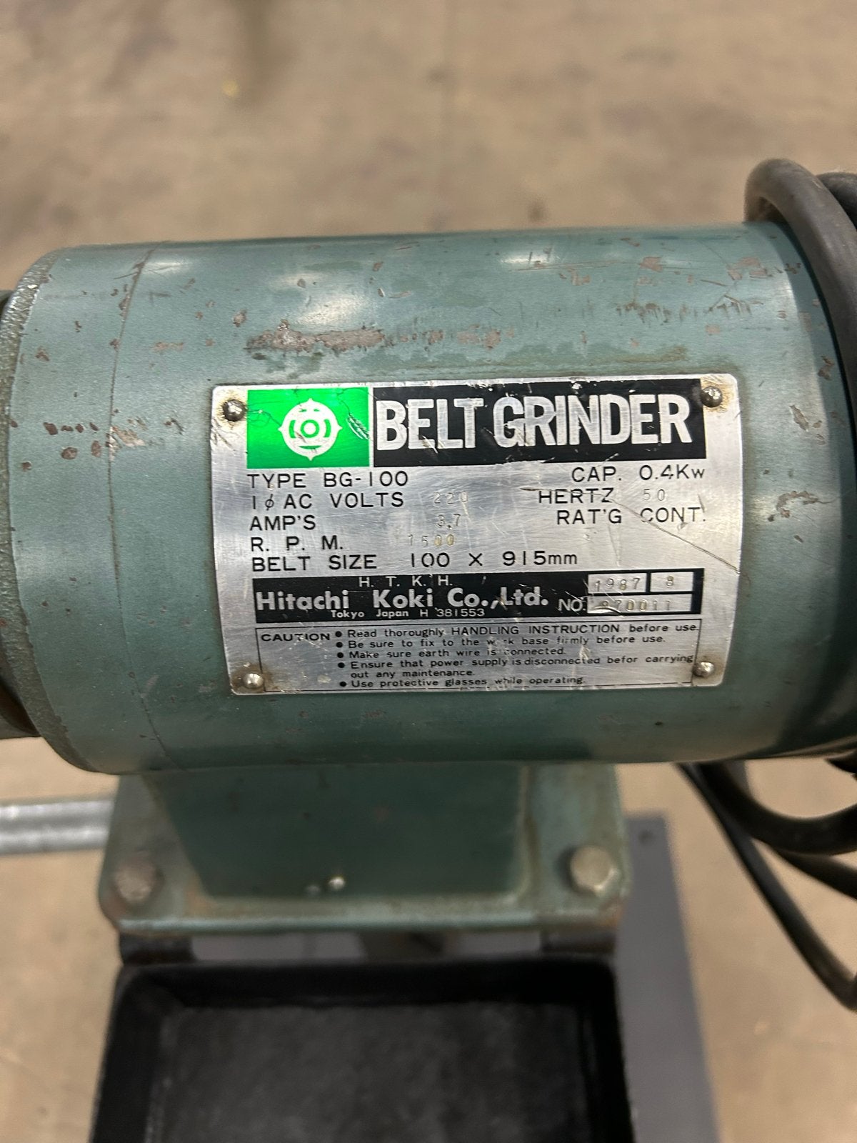 Hitachi bandschuurmachine 230V op verrijdbare standaard, Ophalen of Verzenden, Gebruikt, Minder dan 600 watt, Bandschuurmachine