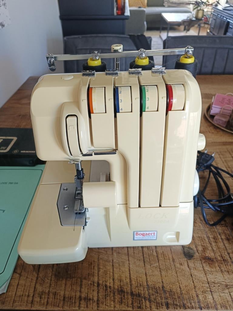 Lockmachine Lock 730DA - Perfect voor al uw naaiwerk, Hobby en Vrije tijd, Ophalen, Gebruikt, Lockmachine, Overige merken