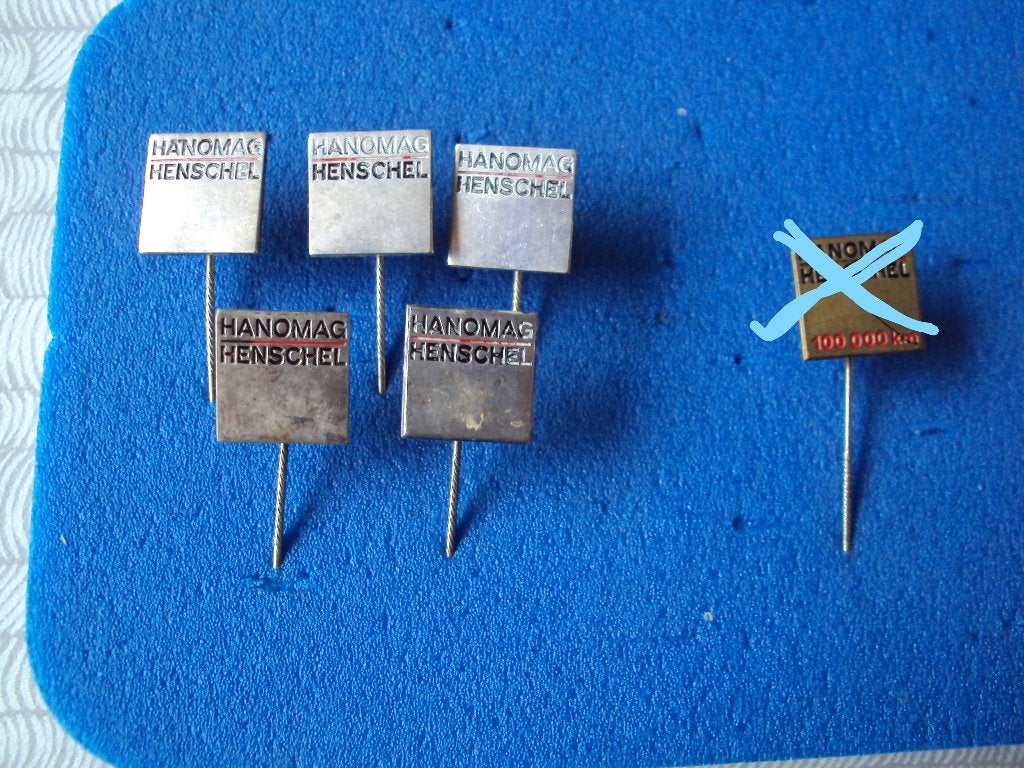 4 Hanomag Henschel speldjes, Ophalen of Verzenden, Zo goed als nieuw, Transport, Speldje of Pin