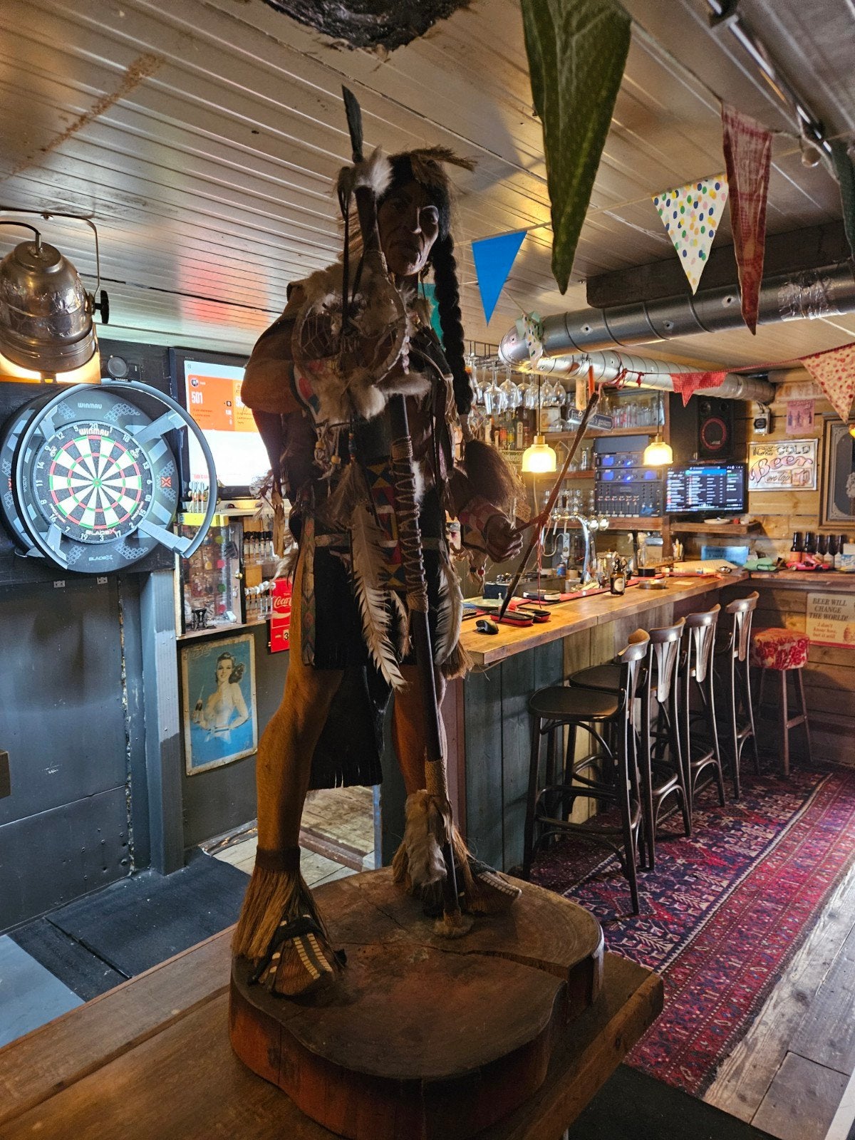 Groot handgemaakt indianenbeeld met schild en veren, Antiek en Kunst, Ophalen of Verzenden, 1 meter - 2 meter, Beeld, Hout