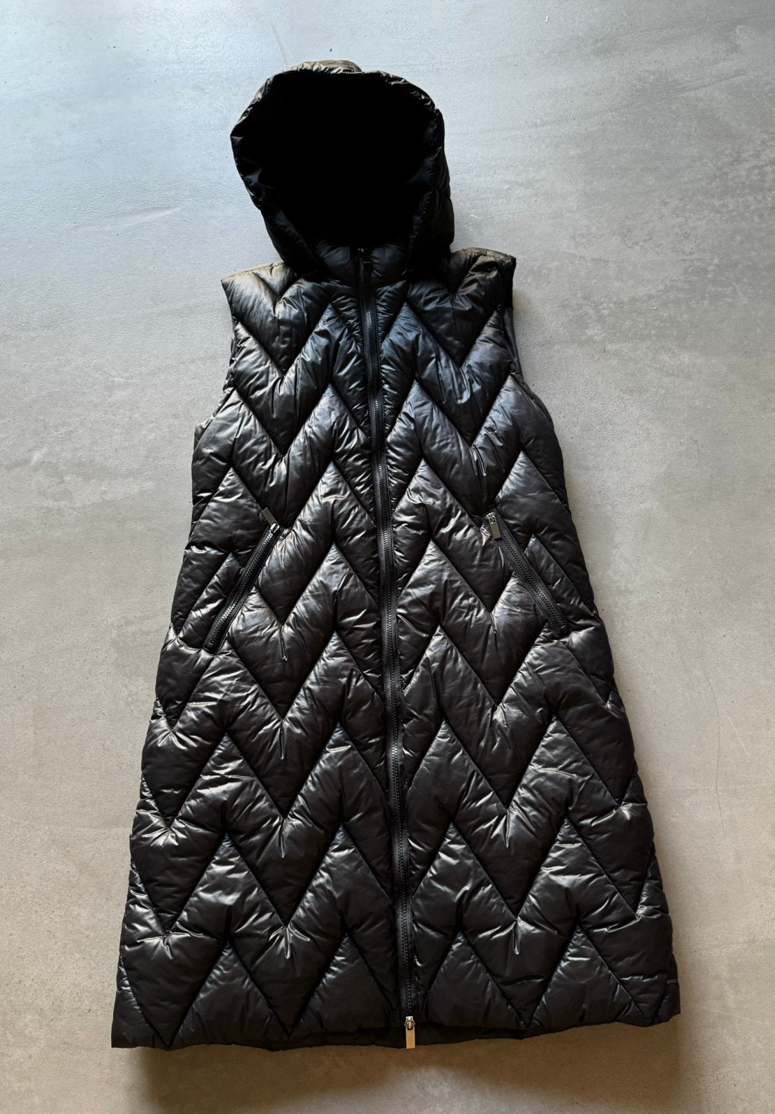 Mexx lange zwarte bodywarmer met afritsbare capuchon maat M, Kleding | Dames, Ophalen of Verzenden, Zo goed als nieuw, Maat 38/40 (M)