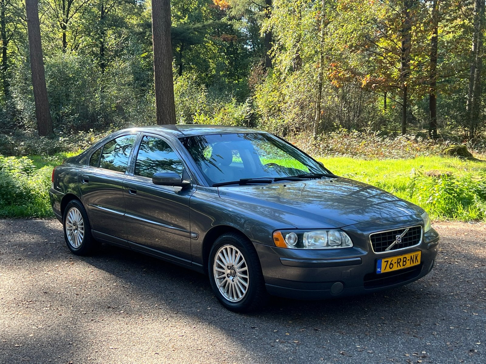 Volvo S60 2.4 140PK AUT 2005 Grijs, Auto's, 1416 kg, Beige, S60, 75 €/maand