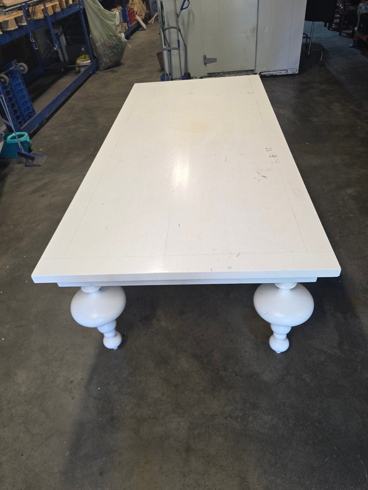 Grote witte tafel met sierlijke poten (2.60m x 1.20m), Huis en Inrichting, Ophalen, Eikenhout, 100 tot 150 cm, 200 cm of meer