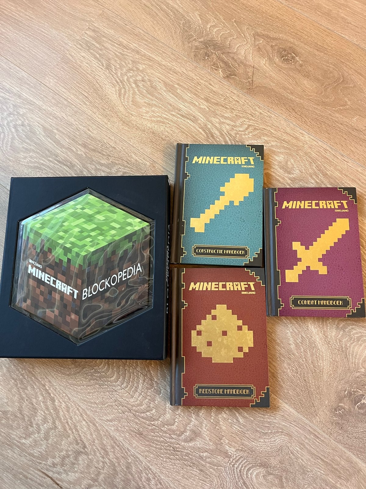 Minecraft Blockopedia & Handboeken Set (4 boeken), Ophalen of Verzenden, Zo goed als nieuw, Overige merken