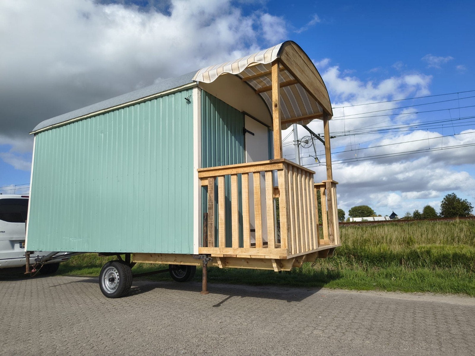 Foto 2 van Unieke Pipowagen/Tiny House met veranda met heerlijk bed.