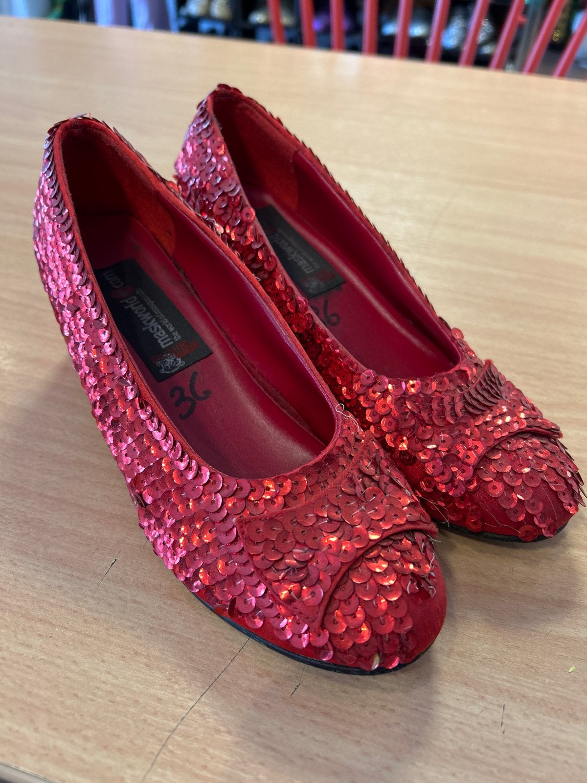 Rode Pailletten Schoenen - Maat 36, Kleding | Dames, Schoenen, Ophalen of Verzenden, Gedragen, Rood, Schoenen met lage hakken