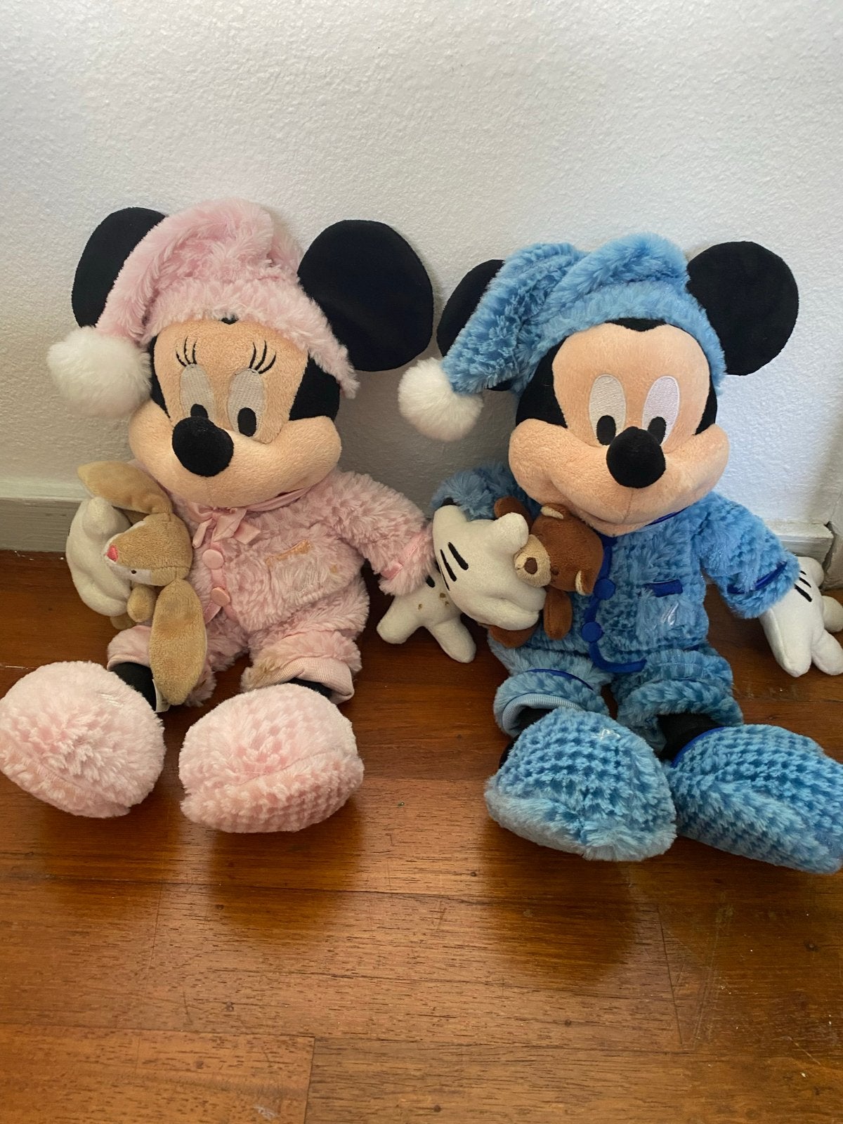 Mickey & Minnie Knuffels in Pyama met knuffel van Disneyland, Disney, Ophalen of Verzenden, Overige typen, Middelgroot (20 tot 80 cm)