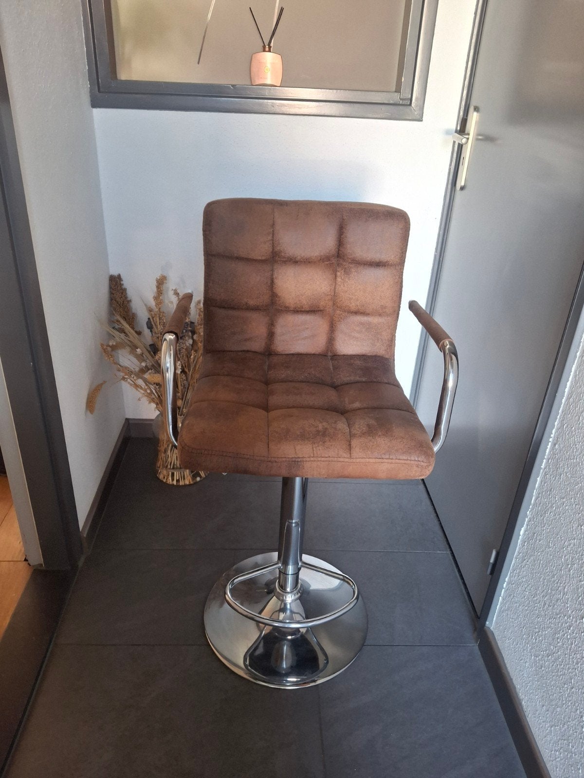 Moderne barkruk met rugleuning en armleuningen, Ophalen, Zo goed als nieuw, 90 cm of meer, 1 kruk