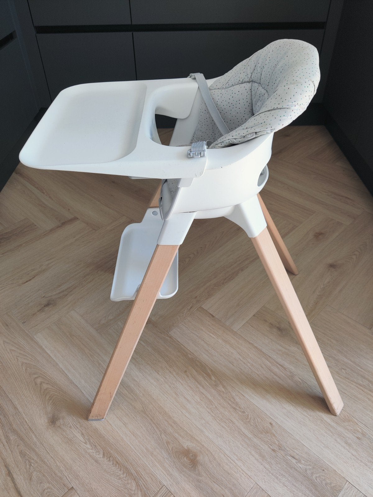 Stokke Clikk kinderstoel wit met kussen, Ophalen, Zo goed als nieuw, Meegroeistoel