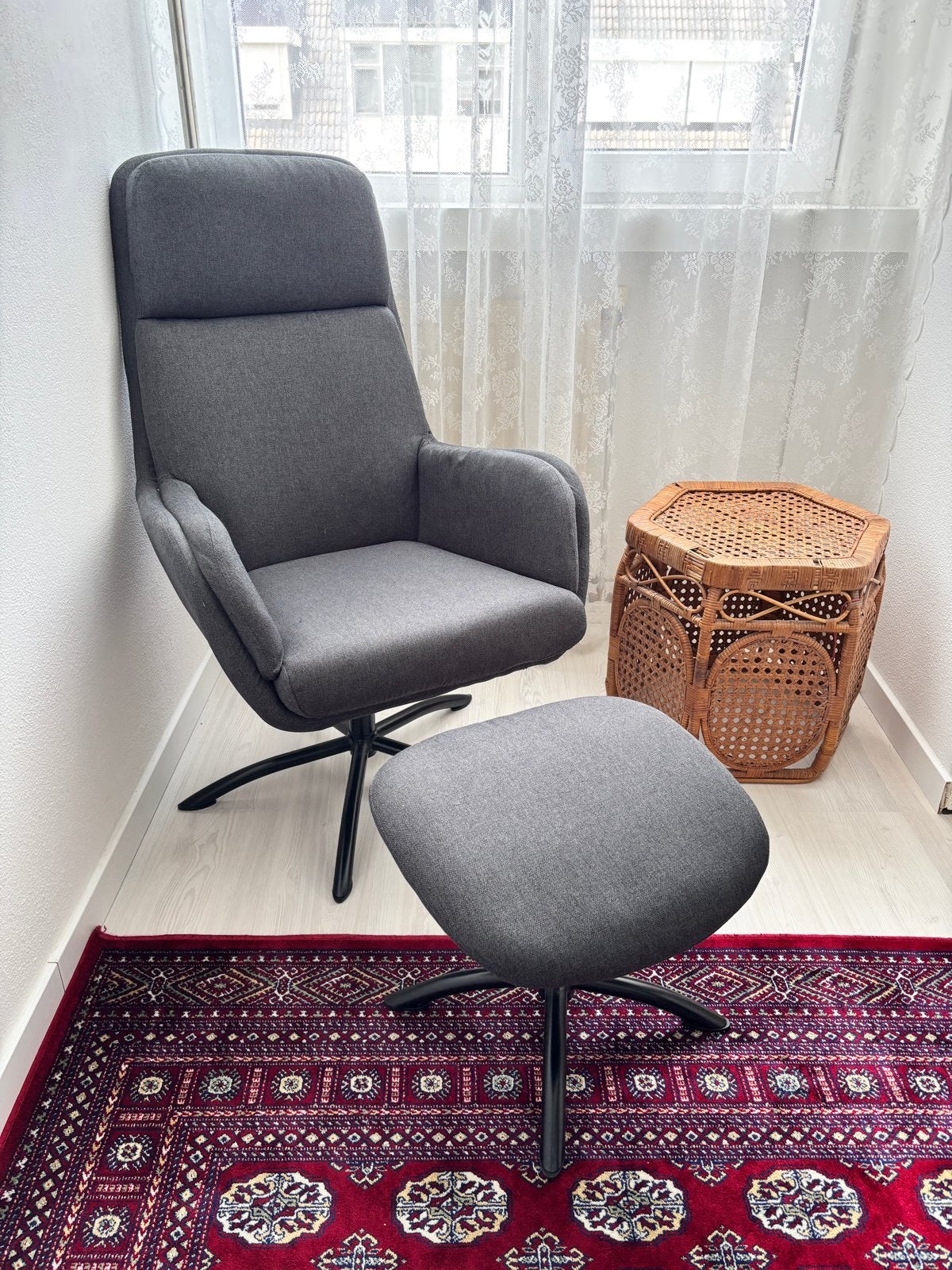Comfortabele grijze fauteuil met voetenbank, Huis en Inrichting, Fauteuils, Ophalen, 75 tot 100 cm, Zo goed als nieuw, Stof