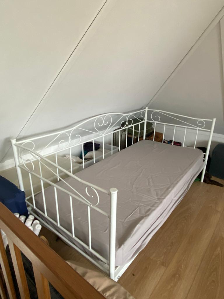 Wit metalen Ikeas bed met sierlijke details, Ophalen, Gebruikt, 90 cm, Eenpersoons