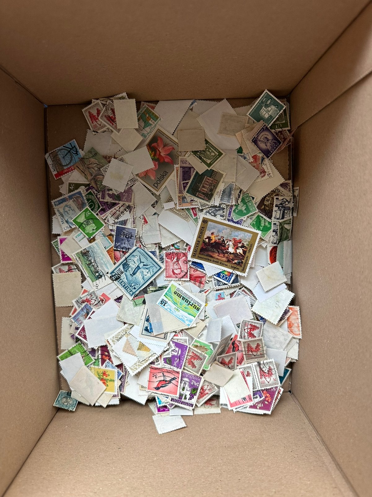 Doos 2700 buitenland, Postzegels en Munten, Verzenden, Buitenland