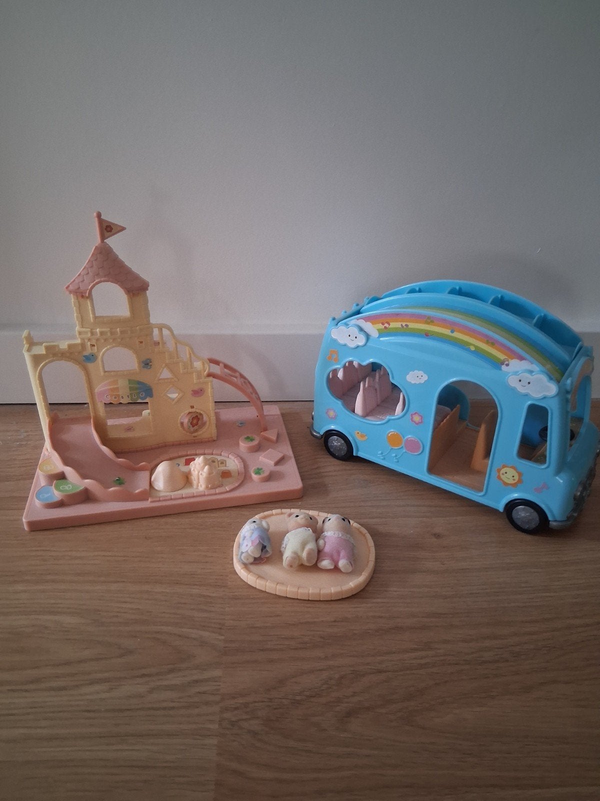 Sylvanian Families Kasteel en Regenboogbus met figuren, Ophalen, Gebruikt, Jongen of Meisje