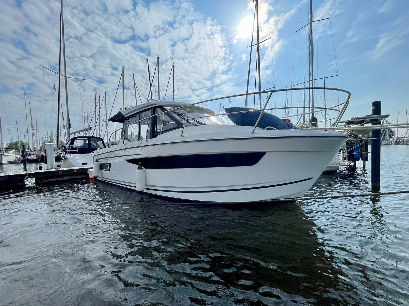 Jeanneau Merry Fisher 895 met 300 PK Yamaha 2022, Watersport en Boten, Ophalen, Zo goed als nieuw