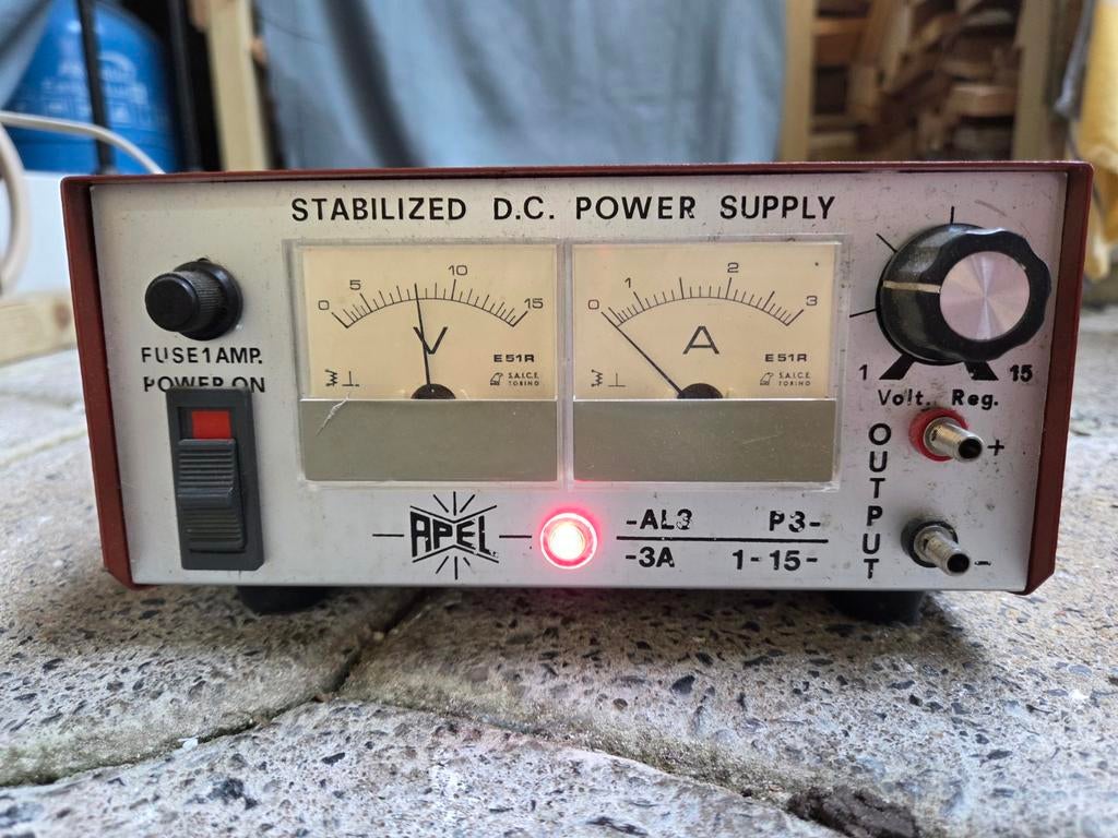 DC voeding 3A instelbaar 1 tot 15 volt. Merk Apel, Ophalen of Verzenden, Gebruikt