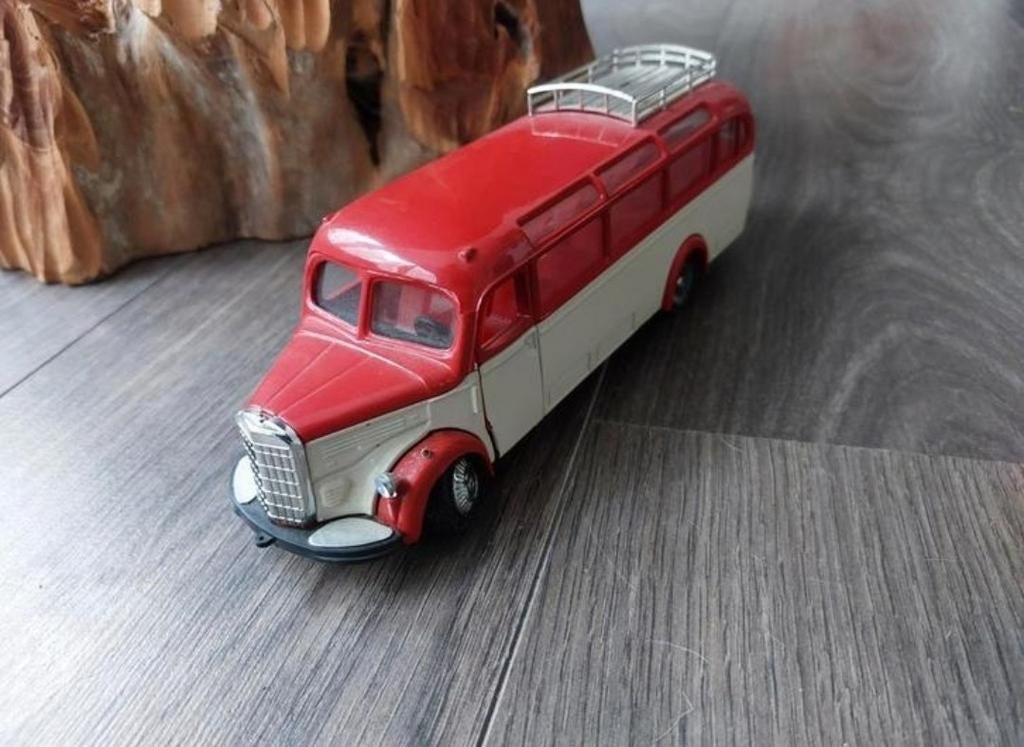 Vintage modelbus rood/wit met imperiaal, Hobby en Vrije tijd, Modelbouw | Auto's en Voertuigen, Zo goed als nieuw, Overige typen
