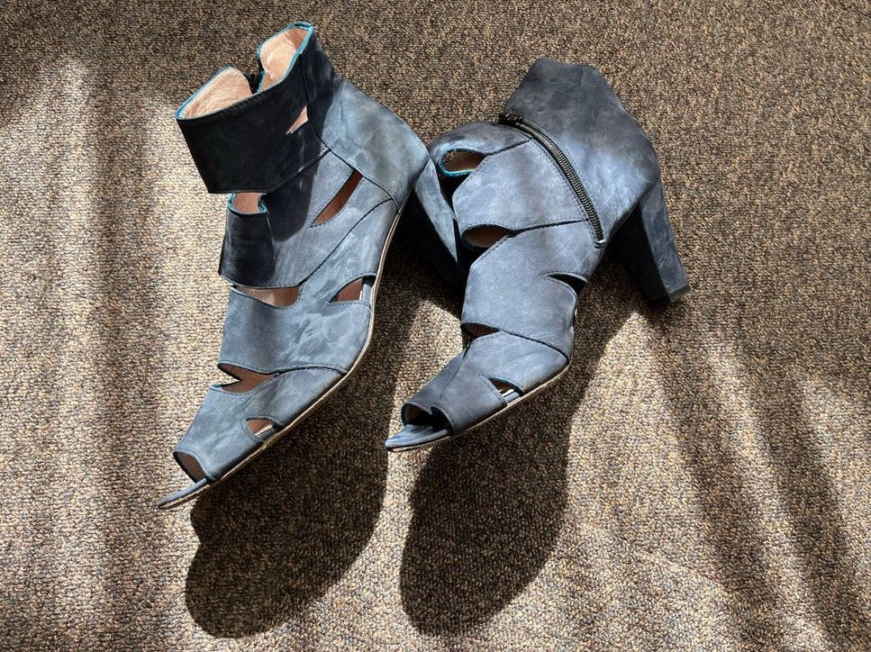 Blauwe suède open-teen laarsjes met hak - Maat 43, Kleding | Dames, Schoenen, Lage of Enkellaarzen, Gedragen, Verzenden, Blauw