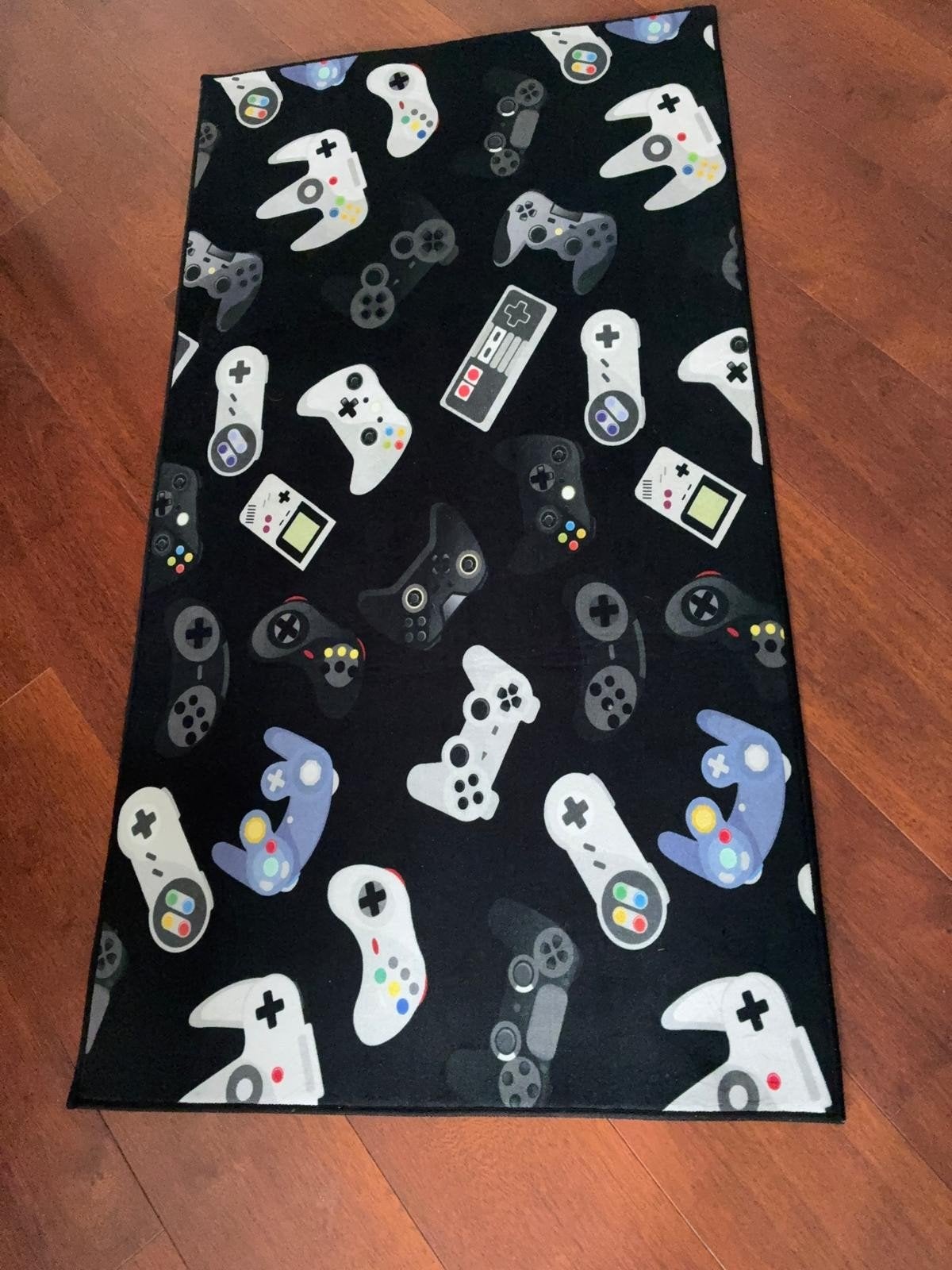 Gaming Controller Vloerkleed -l, Huis en Inrichting, Stoffering | Tapijten en Kleden, 100 tot 150 cm, Zo goed als nieuw, Zwart