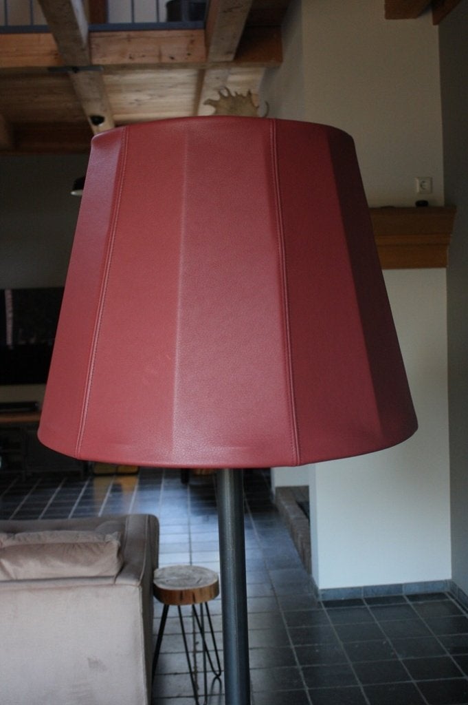 Sfeervolle vloerlamp Emma Jess Design metaal leer donkerrood, Huis en Inrichting, Ophalen, E27 (groot), Zo goed als nieuw, Natuurlijk materiaal