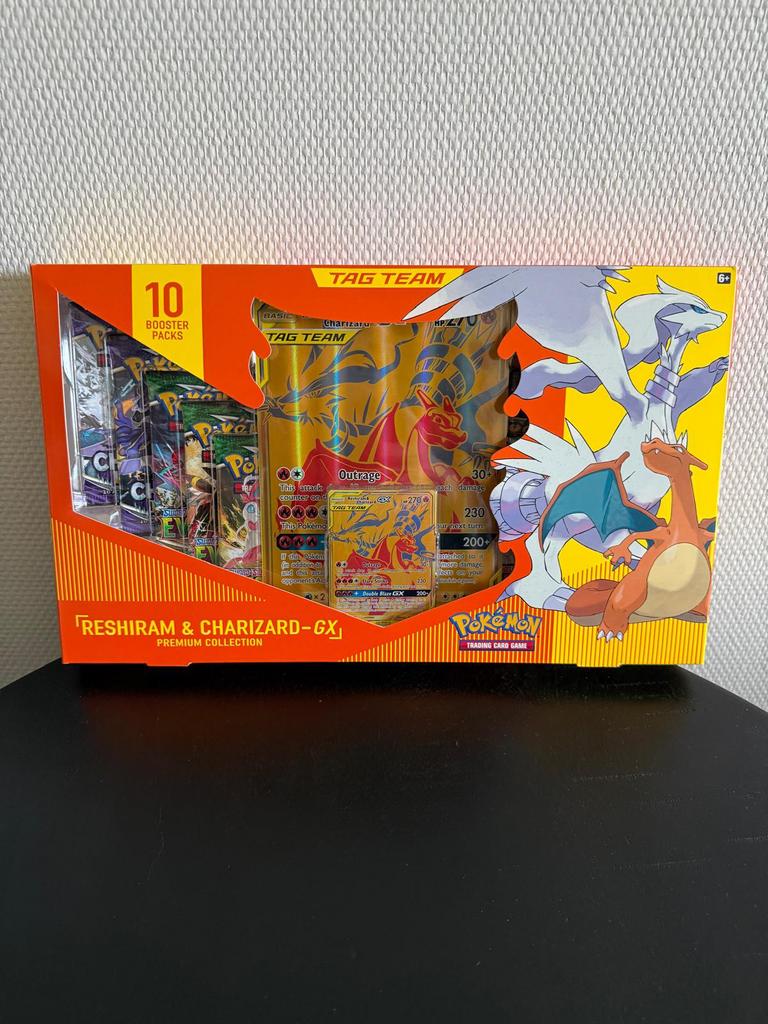 Pokemon Tag Team Reshiram & Charizard GX Premium Collection, Hobby en Vrije tijd, Verzamelkaartspellen | Pokémon, Ophalen of Verzenden