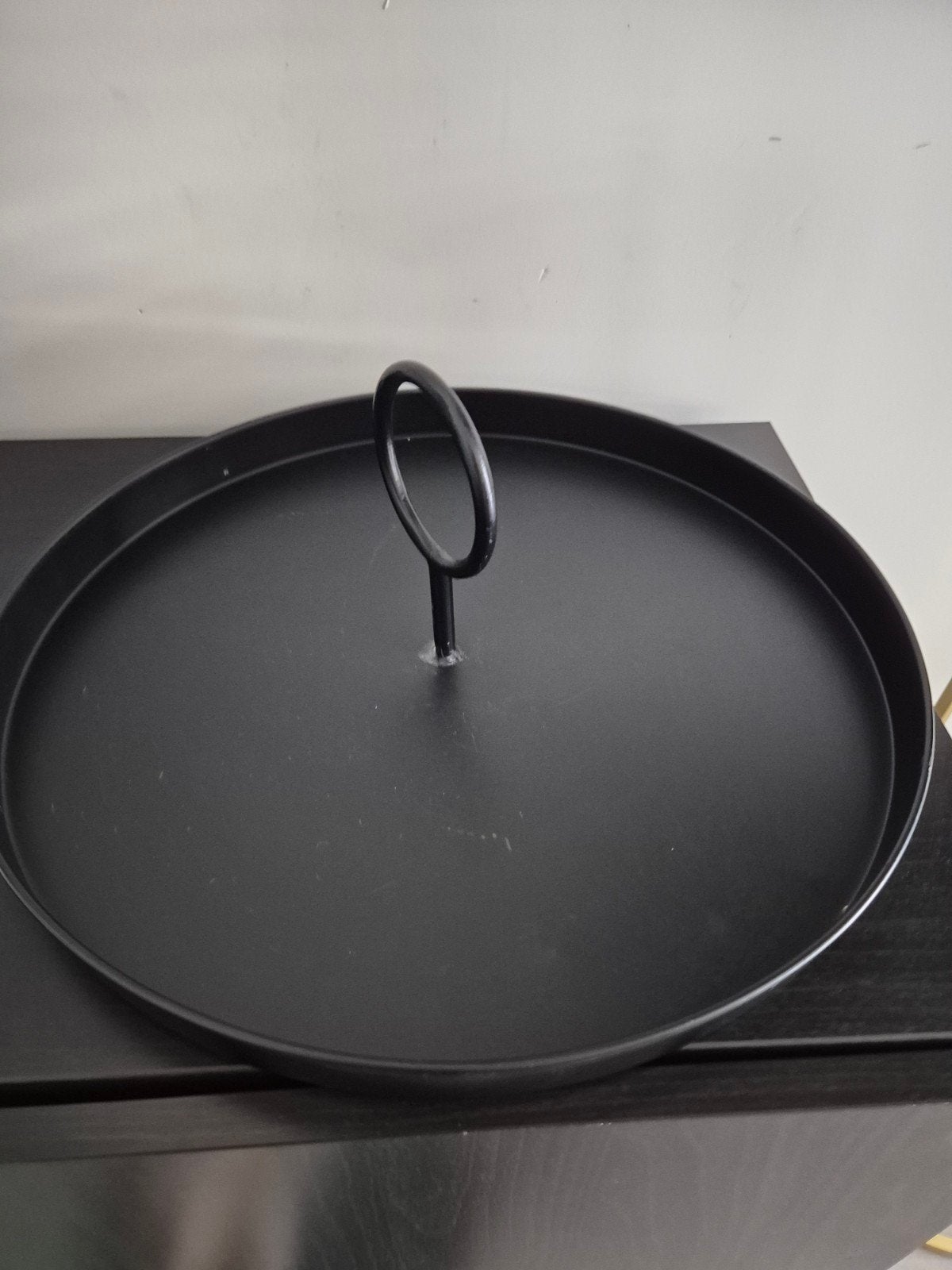 Mat zwarte serveerschaal met handvat, Ophalen of Verzenden, Zo goed als nieuw, Rond, Metaal