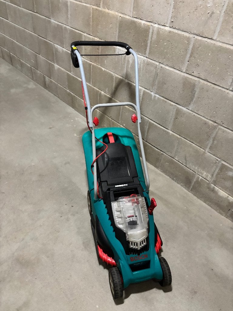 Grasmaaier Bosch Rotak 37Li incl. Oplader + 2 accu’s  €125, Tuin en Terras, Ophalen, Cirkelmaaier, Gebruikt, Accu-grasmaaier