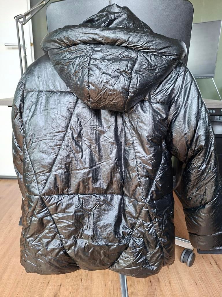 Stoere zwarte dames pufferjas met capuchon, maat 38, Kleding | Dames, Jassen | Winter, Ophalen, Zo goed als nieuw, Maat 38/40 (M)