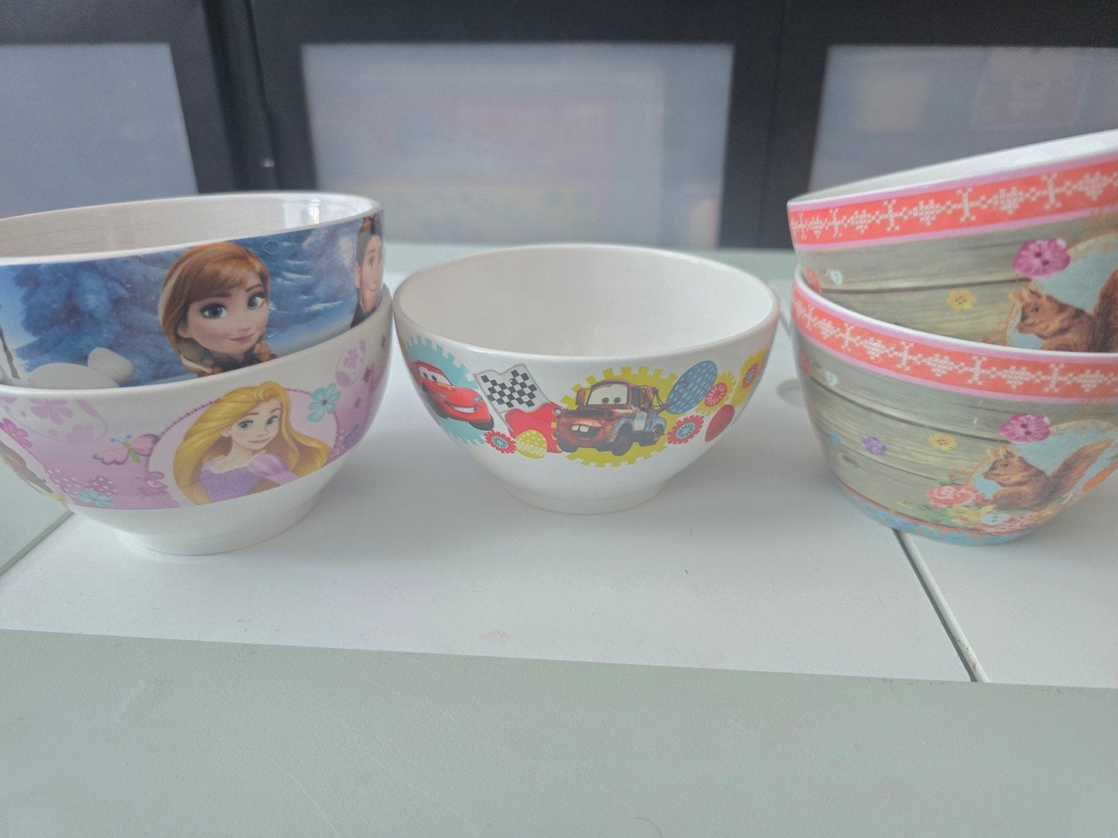 Leuke kinderkommen met Disney en Cars figuren, Ophalen