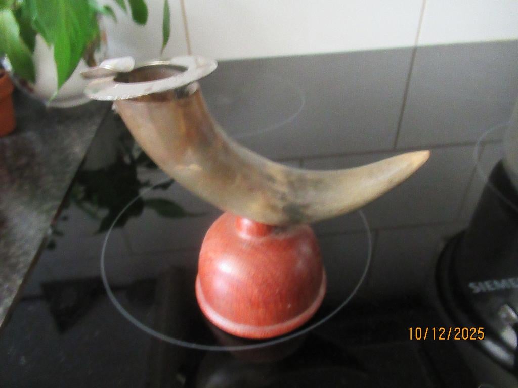 OUDE ASBAK MET OSSENHOORN-- KUNSTHANDEL VONK- BUSSUM, Ophalen of Verzenden, Gebruikt, Asbak