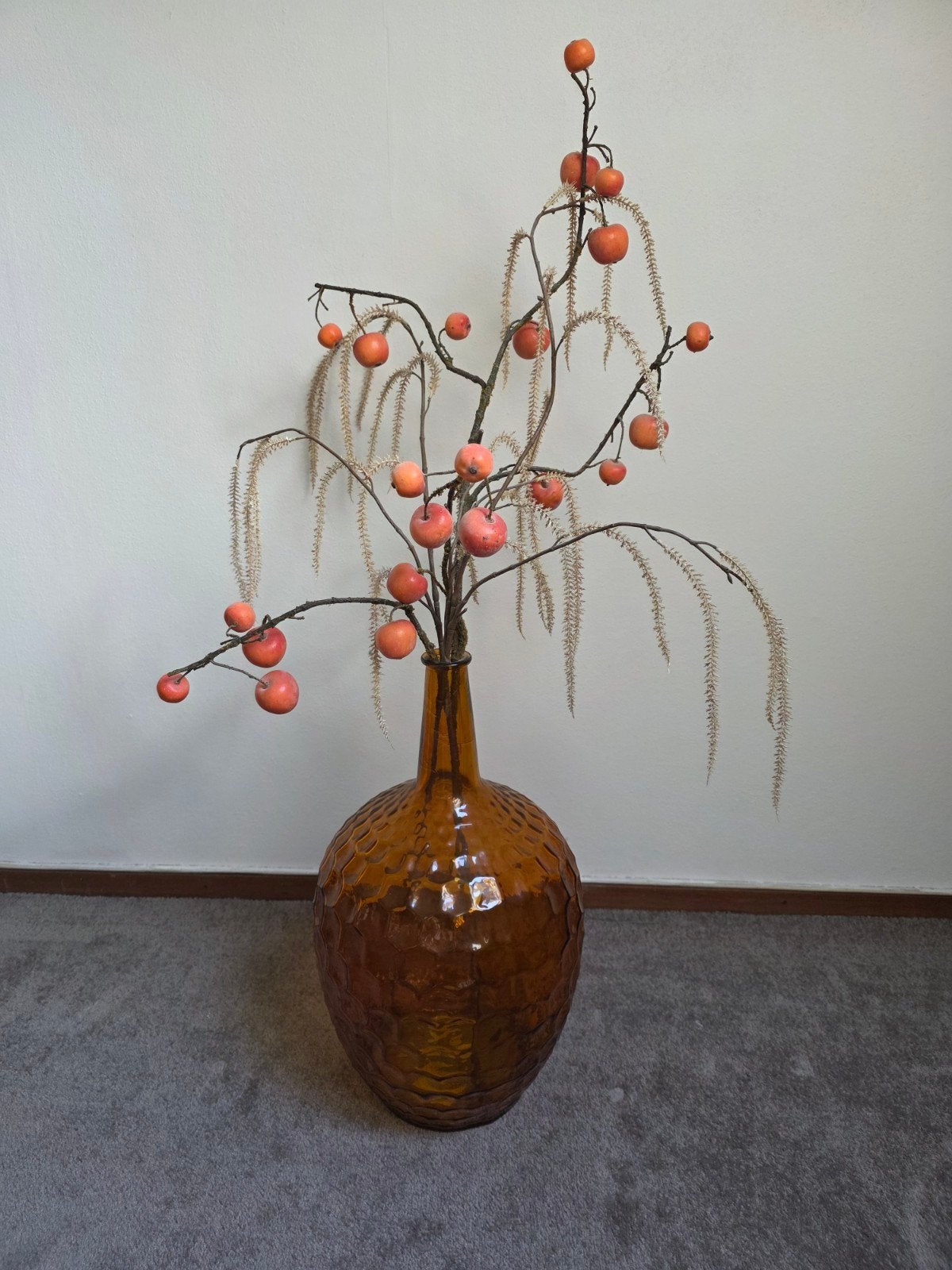 Grote amberkleurige glazen vaas met decoratieve takken, Ophalen, Inclusief decoratie, Oranje, Glas
