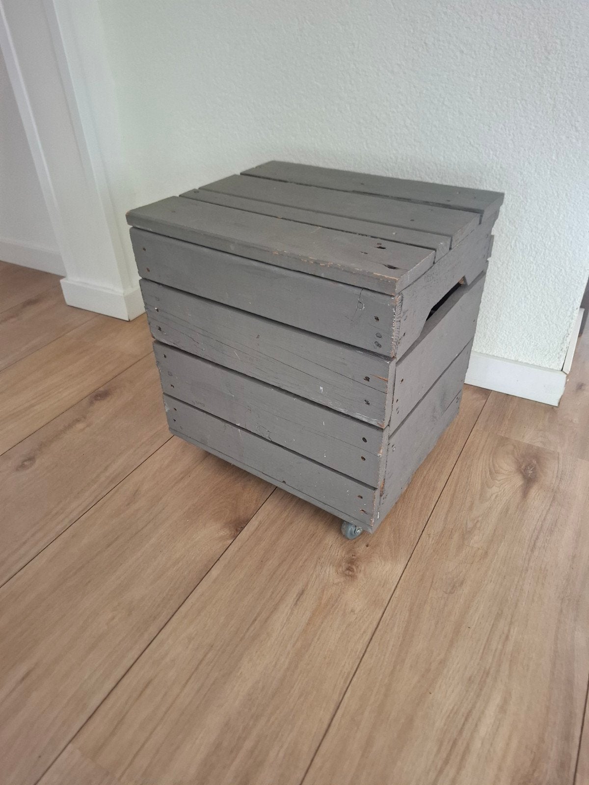 Grijze houten kist op wieltjes met deksel, Ophalen, Minder dan 50 cm, Gebruikt, Minder dan 50 cm