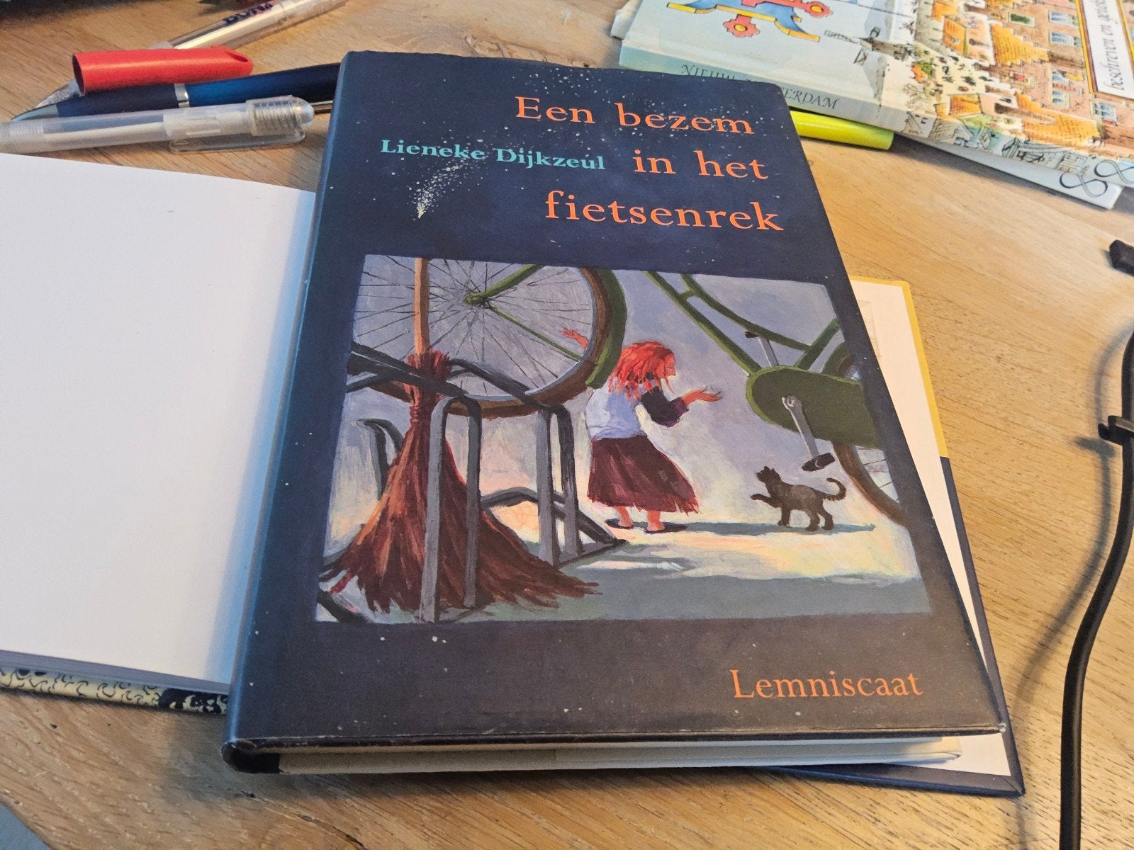 Een bezem in het fietsenrek - L. Dijkzeul, Fictie algemeen, Lieneke Dijkzeul, Ophalen of Verzenden, Zo goed als nieuw