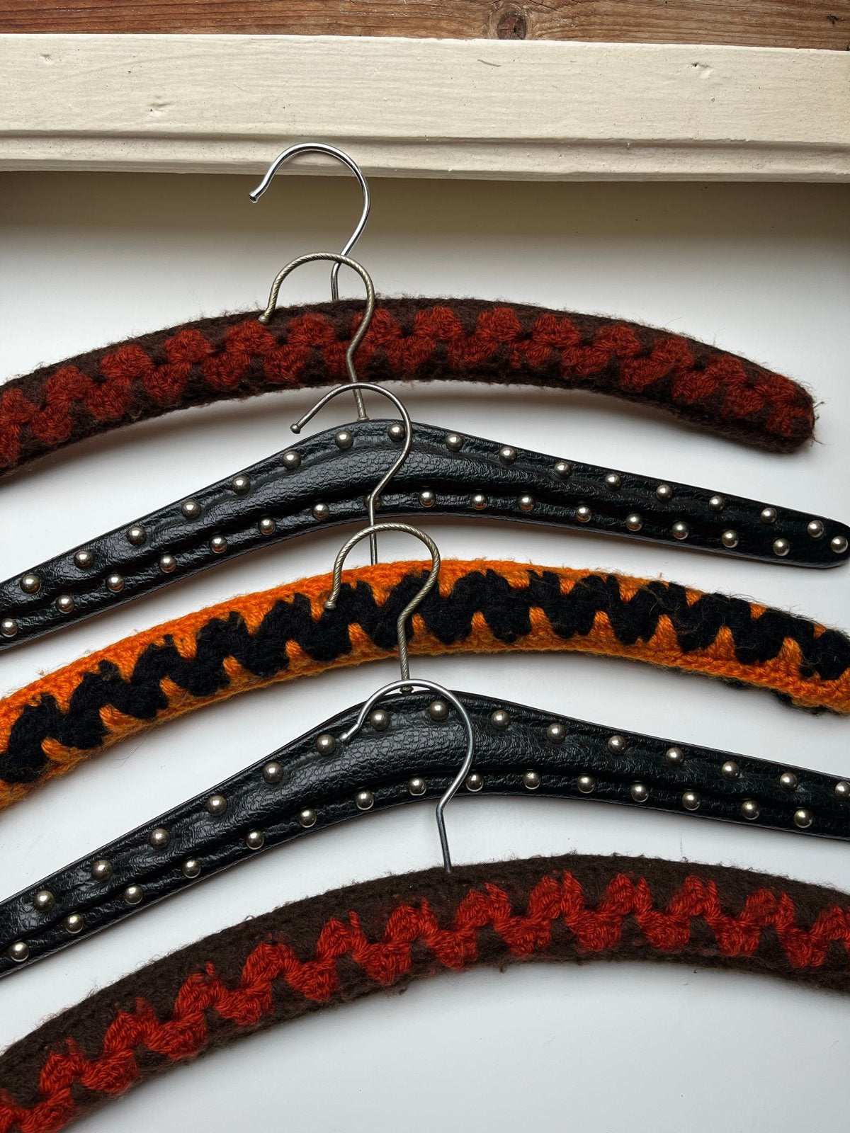Set van 5 Vintage Kledinghangers - Leer en Wol, Vintage, Leer, Ophalen of Verzenden, Gebruikt