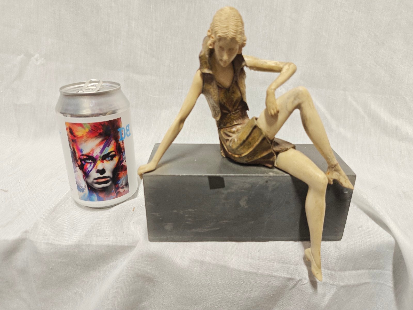 Keramiek/Porselein Beeldje - Elegante Dame op Console, Antiek en Kunst, Kunst | Beelden en Houtsnijwerken, Ophalen