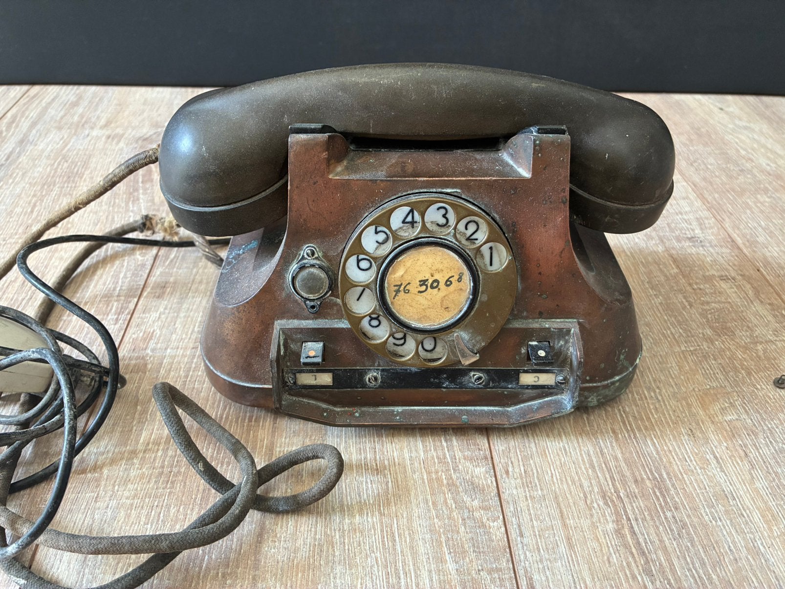 Oude koperen telefoon met bakelieten handgreep, Ophalen, Gebruikt