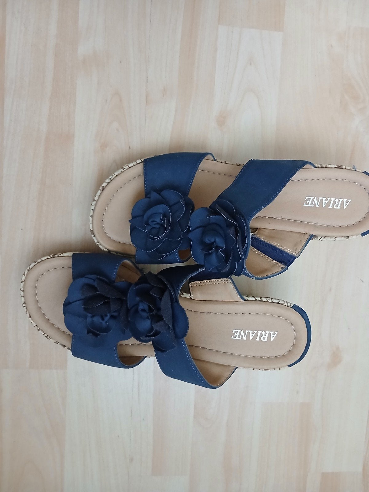 Leuke  nieuwe bloemslippers ., Ophalen of Verzenden, Blauw
