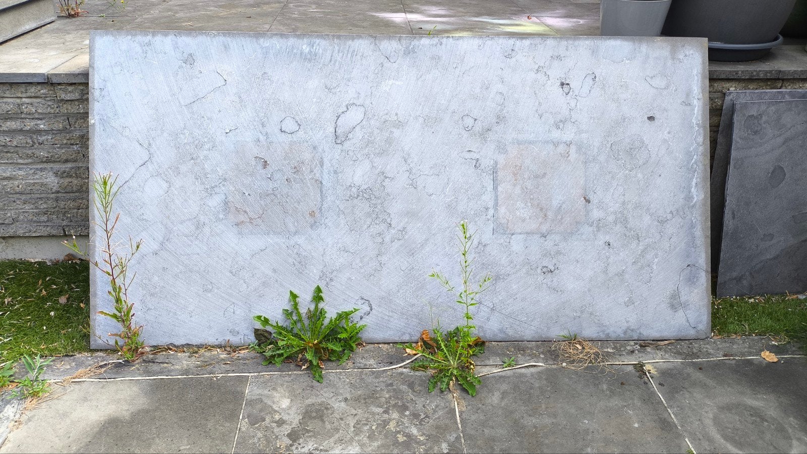 Grote grijze betonblok (mogelijk hardsteen), Ophalen, 60 cm of meer, Hardsteen, 60 cm of meer