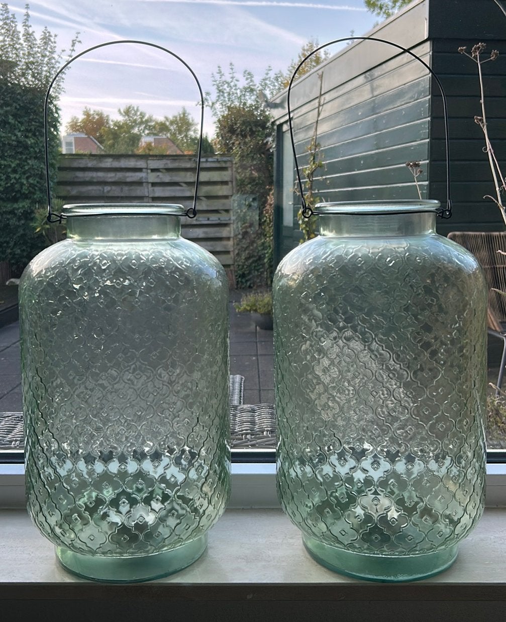 2 Groene glazen windlichten ruitjesreliëf en metalen hengsel, Ophalen, Zo goed als nieuw