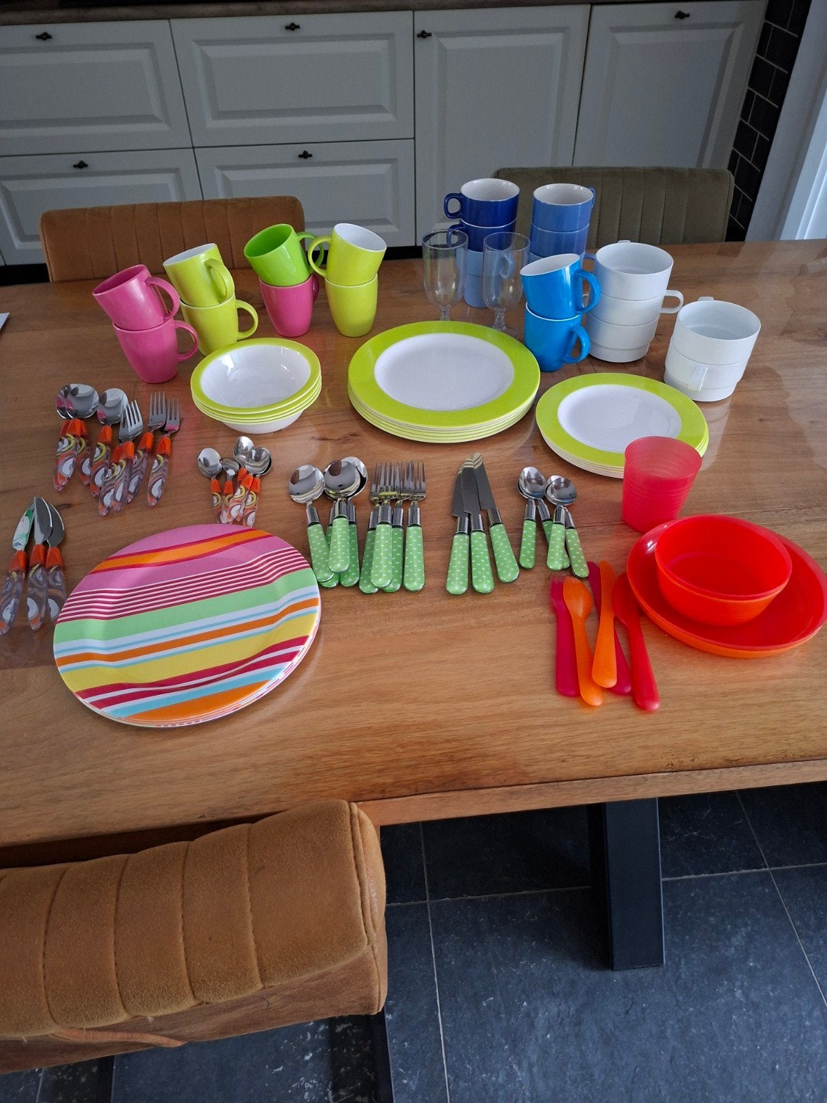 Groot serviesset voor op de camping, Huis en Inrichting, Kunststof, Gebruikt, Ophalen of Verzenden, Modern