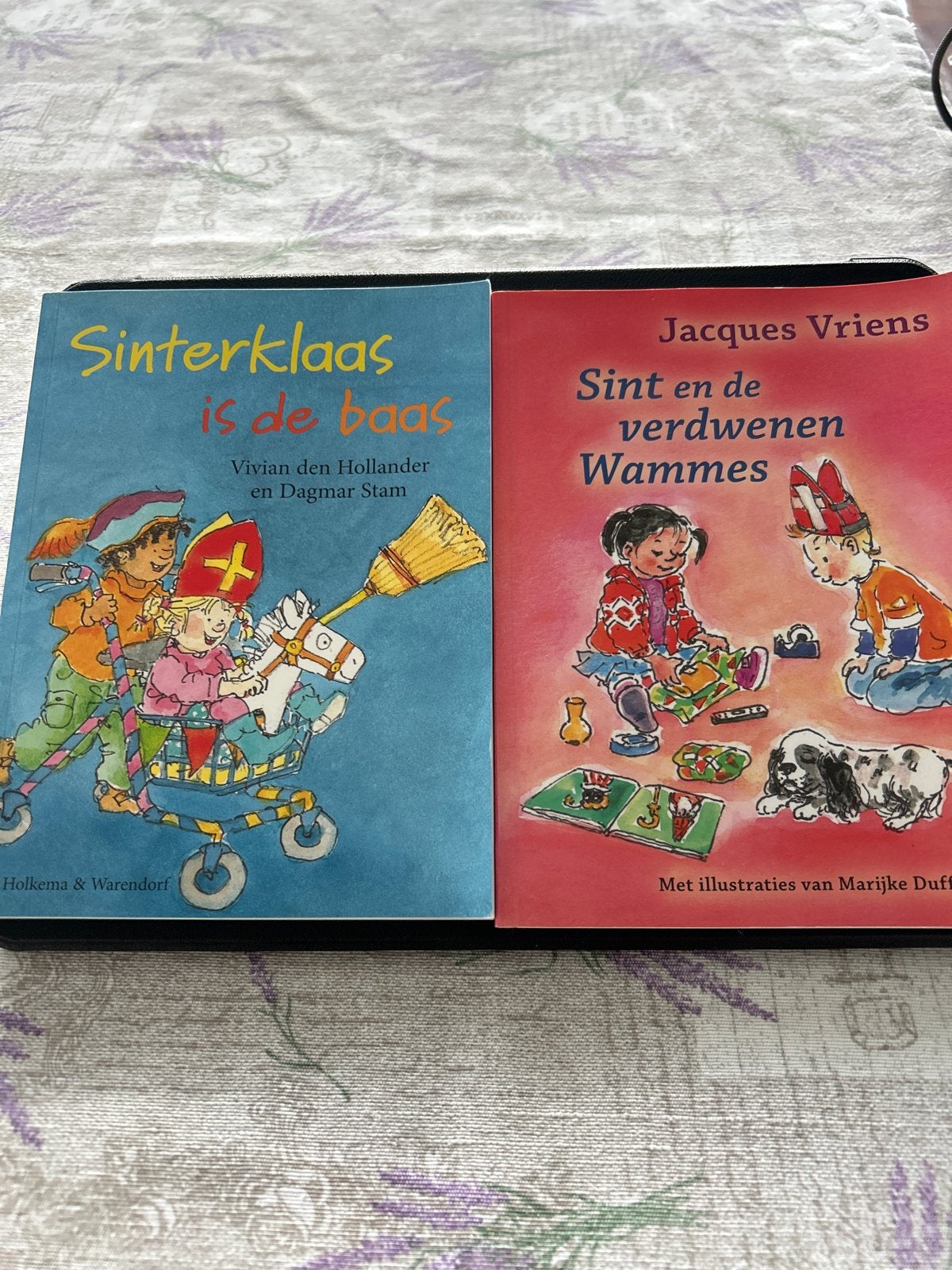 Sinterklaas boeken: 'Sinterklaas is de baas' en 'Sint en de, Ophalen of Verzenden, Gelezen, Fictie algemeen