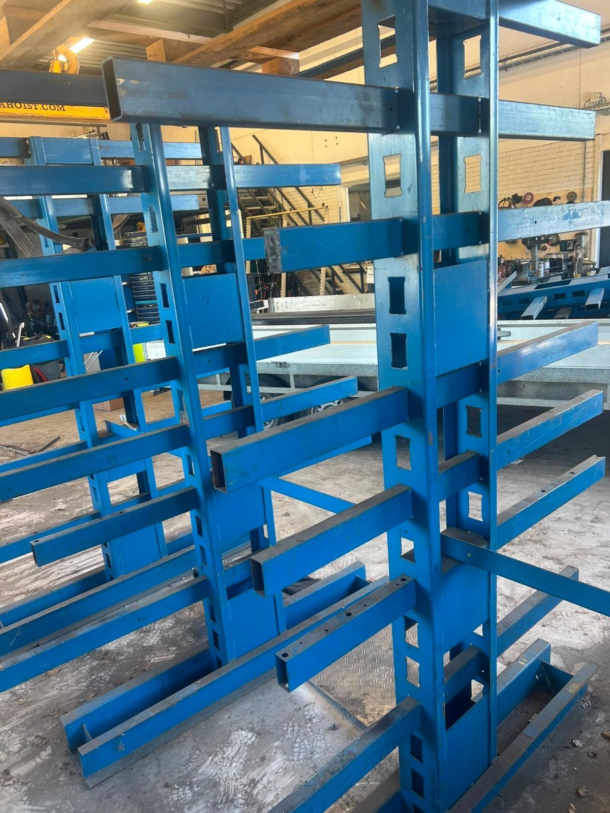 Blauwe draagarmstelling voor opslag, Ophalen