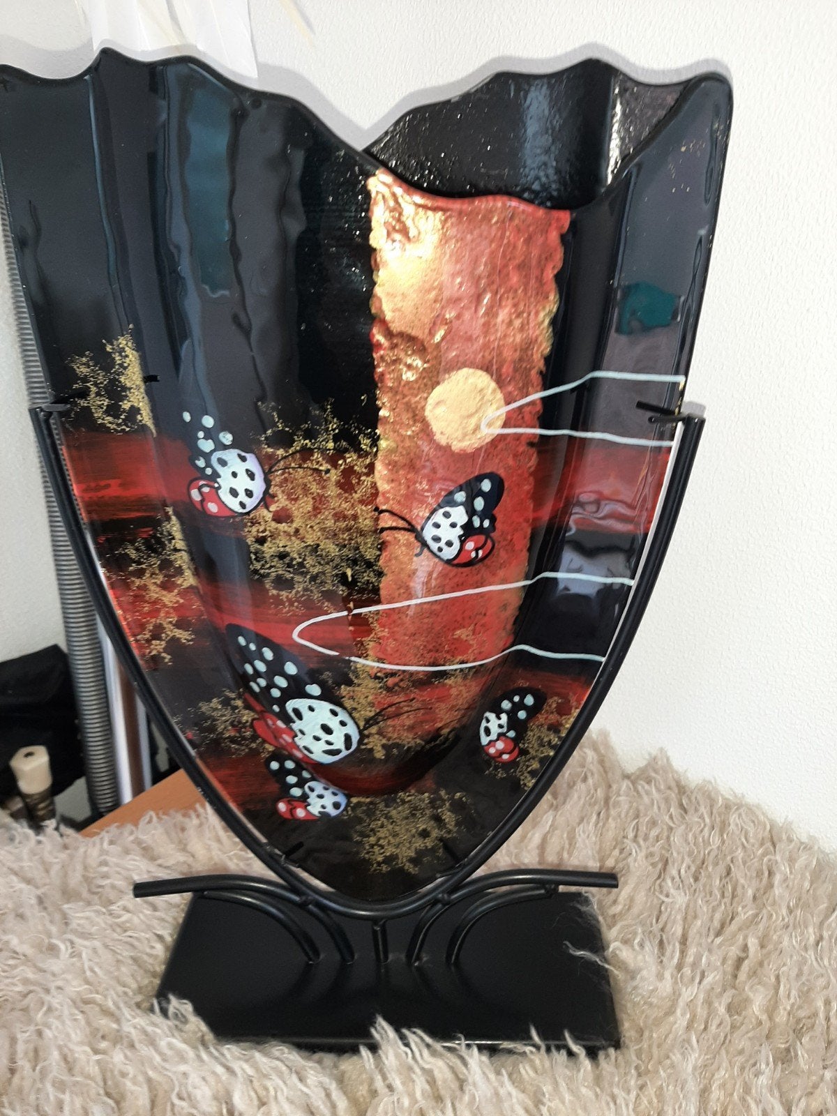 Decoratieve kunststof vaas met vlinders op standaard, Huis en Inrichting, Ophalen, Rood, Kunststof