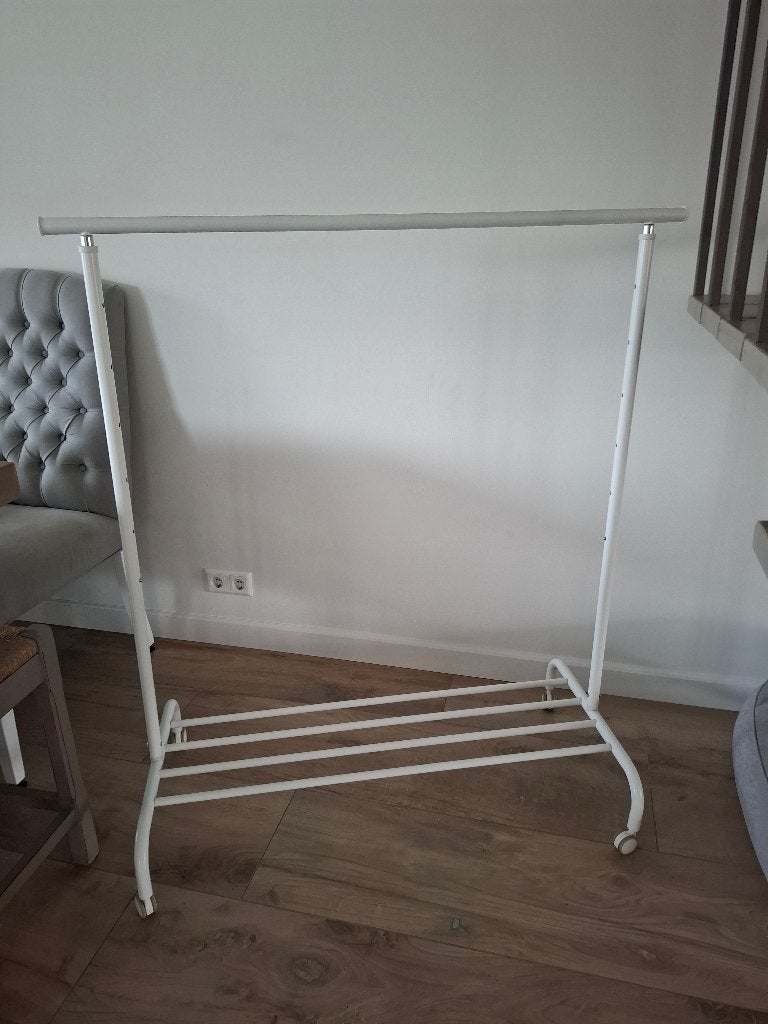 IKEA RIGGA kledingrek op wielen - wit - verstelbaar, Ophalen, Zo goed als nieuw