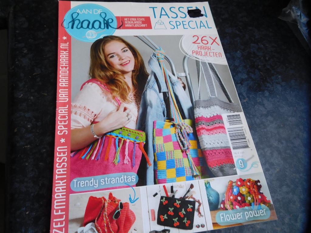 haken == aan de haak  tassen special == haakblad == haakboek, Hobby en Vrije tijd, Ophalen of Verzenden, Zo goed als nieuw, Haken
