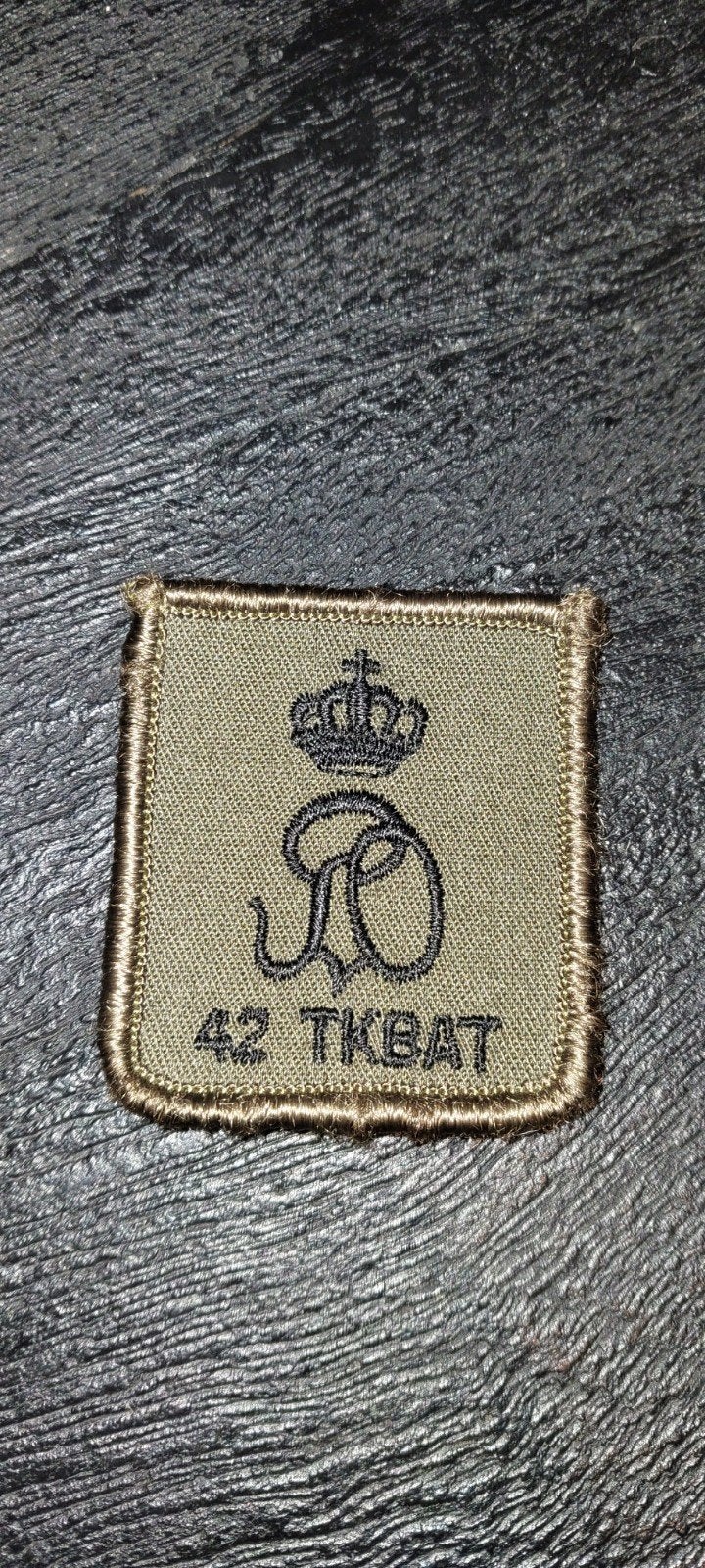 KL 42 TKBAT embleem - met klitteband - origineel, Ophalen of Verzenden, Landmacht, Nederland, Embleem of Badge