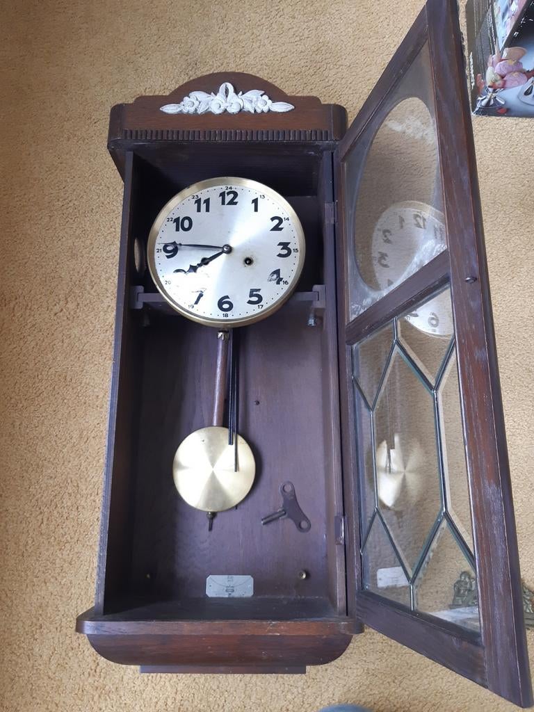 Antieke wandklok met slinger en glas-in-lood deur, Ophalen of Verzenden