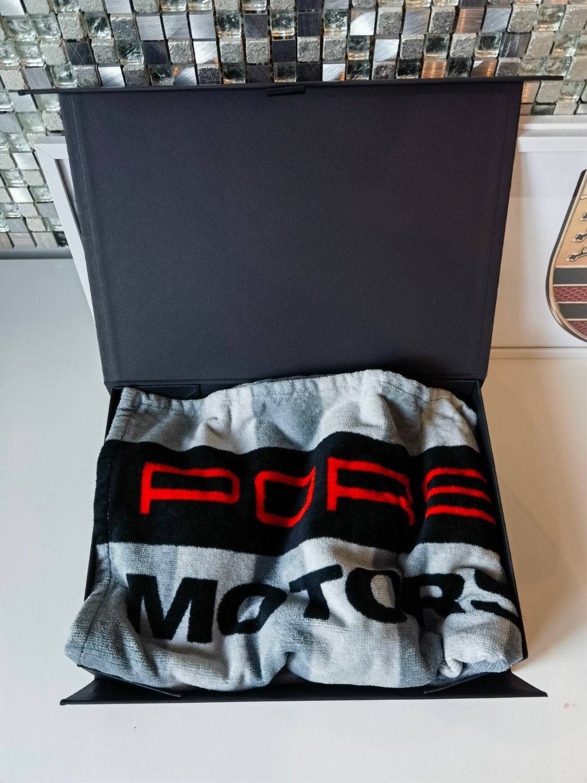 origineel porsche motorsport badlaken / handdoek by LOCTITE, Ophalen of Verzenden, Zo goed als nieuw, Grijs, Theedoek of Handdoek