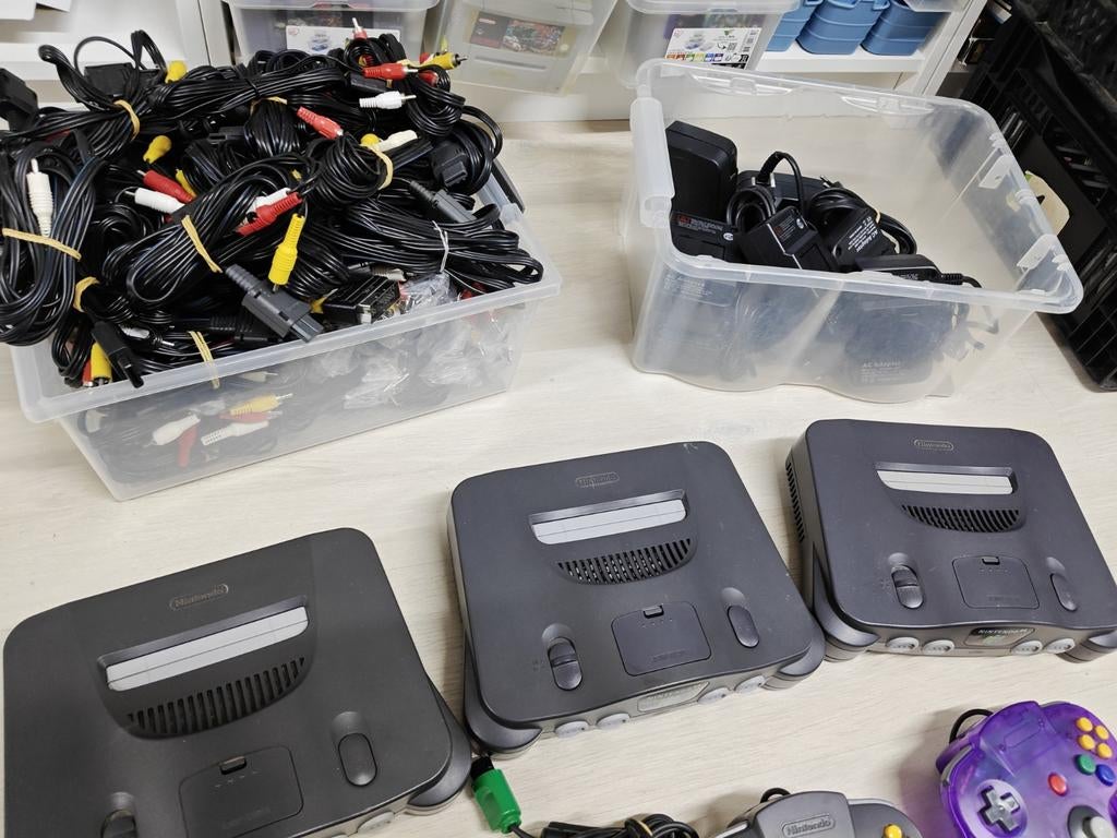 N64 sets: Consoles, Controllers & Kabels, Nintendo, Gebruikt, Met 3 controllers of meer, Info@nintendo.de