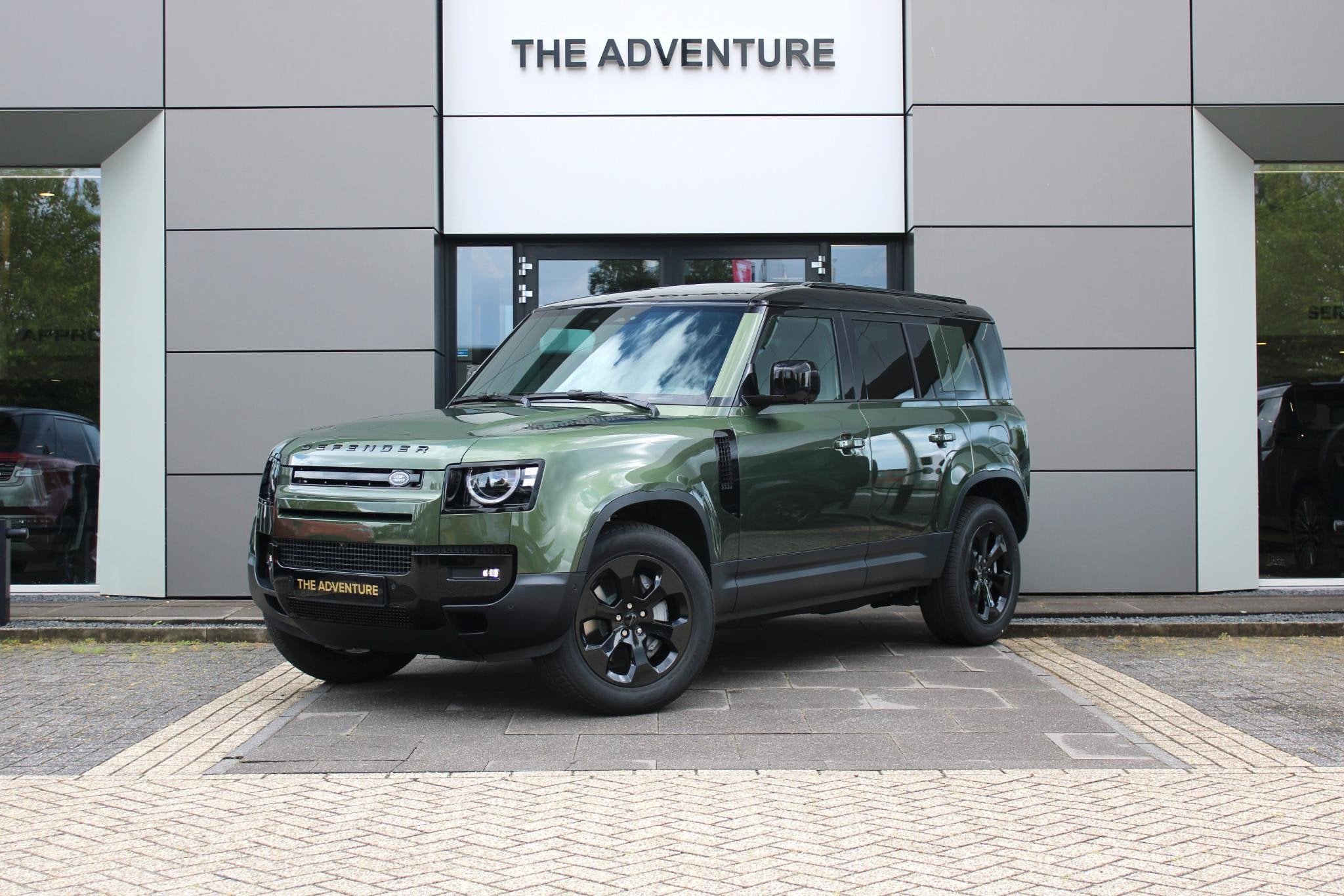 Land Rover Defender 110 P300e Forest Edition | Pano | Cold C, Auto's, Automaat, Gebruikt, Euro 6, Met garantie (alle)